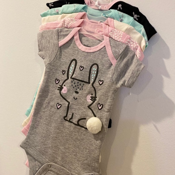 🔴 5 for $25 Bunny 5 Onesie Pack - Picture 2 of 8